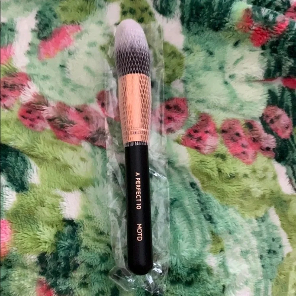 MOTD COSMETICS A Perfect 10 Tapered Face Brush
